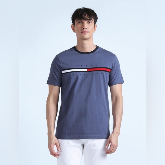 💙Tommy Hilfiger Men's Logo Print Crew Neck Short Sleeve T-Shirt - Picture 2 of 5